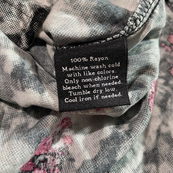 ROCK & REPUBLIC Blouse Floral Black White Button Front Roll Tab Sleeve Womens S - Picture 9 of 9